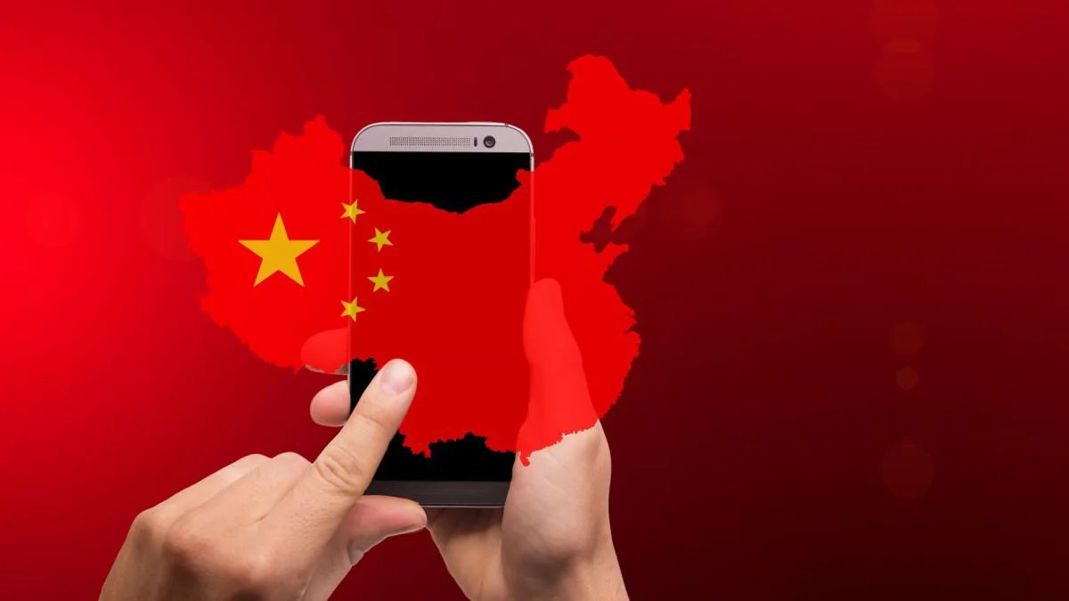 Władze chińskie rzekomo zainstalowały oprogramowanie szpiegowskie na telefonach turystów.
