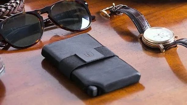 Ekster combina le tecnologie per rendere il portafoglio intelligente e tracciabile.