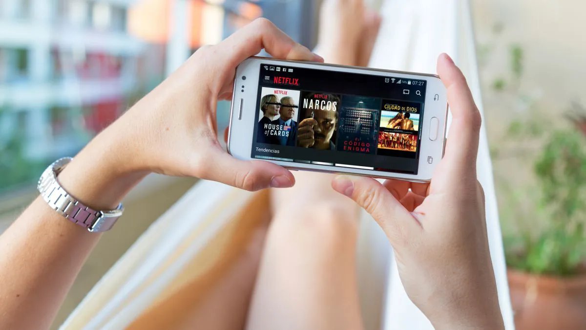 Netflix tests social media news sources called Extras