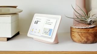 La possibilité de tester des produits avec AR pourrait augmenter les achats effectués via des écrans intelligents, tels que le Google Home Hub (illustré). (Crédit image : Google)