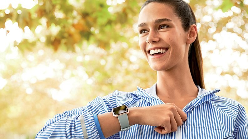 ราคา Fitbit ลดลงที่ Walmart: ประหยัด Fitbit Versa, Charge 2 และ Alta HR