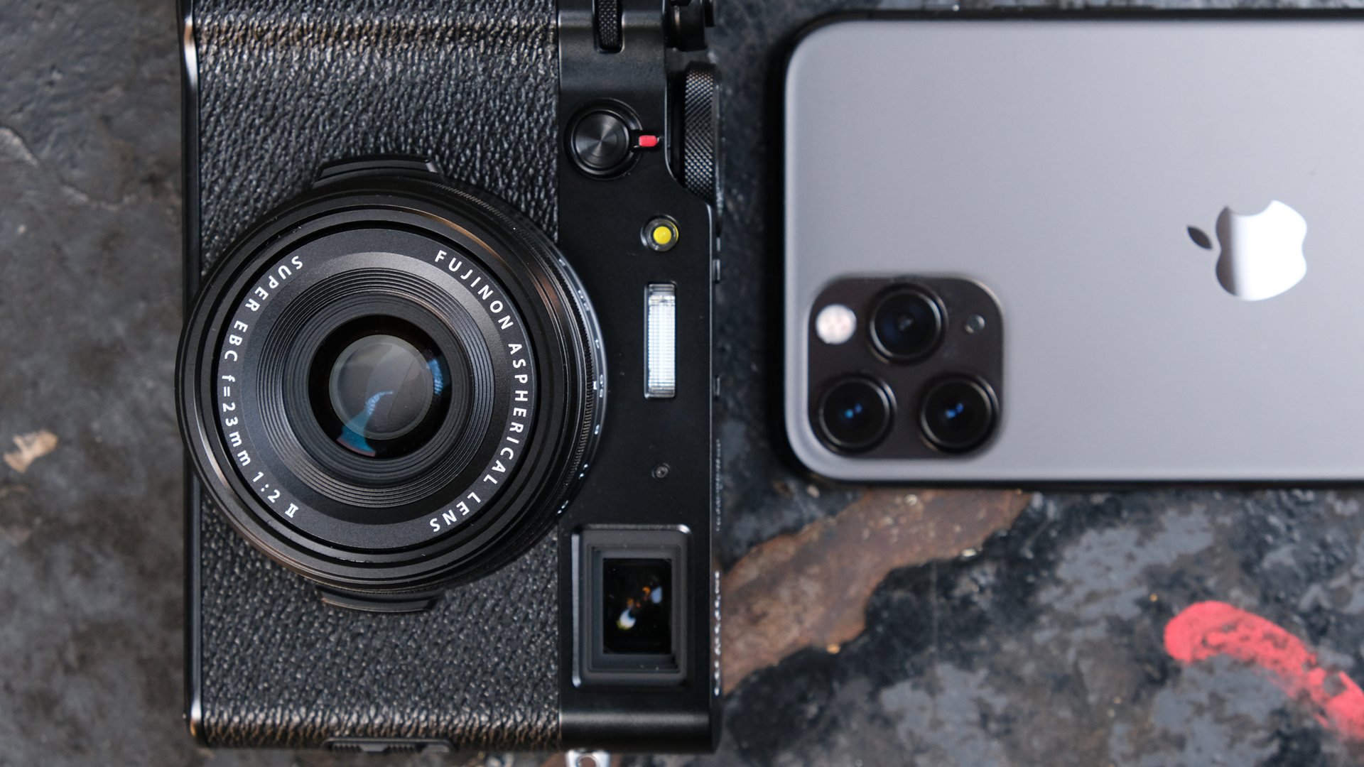 Dlaczego Fujifilm X100V jest lepszym aparatem do fotografii ulicznej niż mój iPhone 11 Pro?