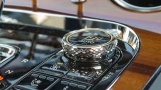 Acabado moleteado aplicado a varios controles Continental GT