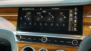 Y ajuste el excelente sistema de audio Naim