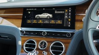 Puede controlar varios parámetros del automóvil desde la pantalla táctil
