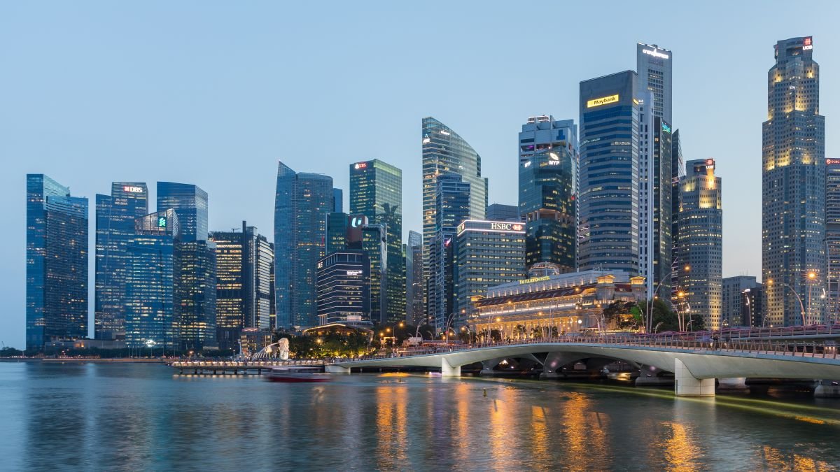 Помогло ли сингапурское отслеживание на основе технологий бороться с коронавирусом? | Сравнение