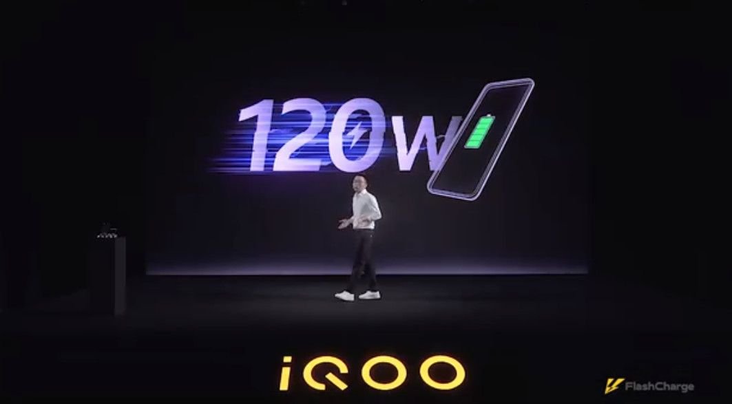 iQoo para mostrar el teléfono con tecnología FlashCharge de 120W