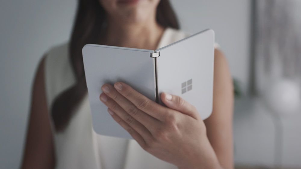 Dwuekranowy Microsoft Surface Duo przybywa do Wielkiej Brytanii w wygórowanej cenie