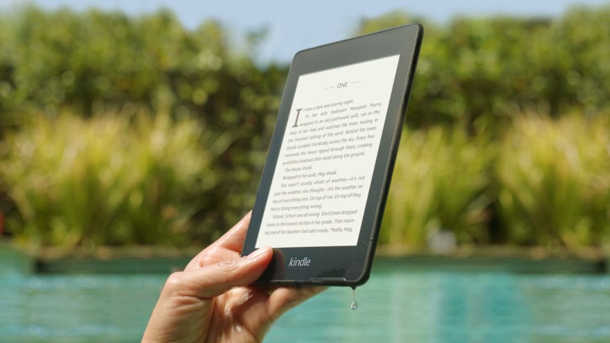 Amazon Kindle против Amazon Kindle Paperwhite: какая электронная книга лучше?