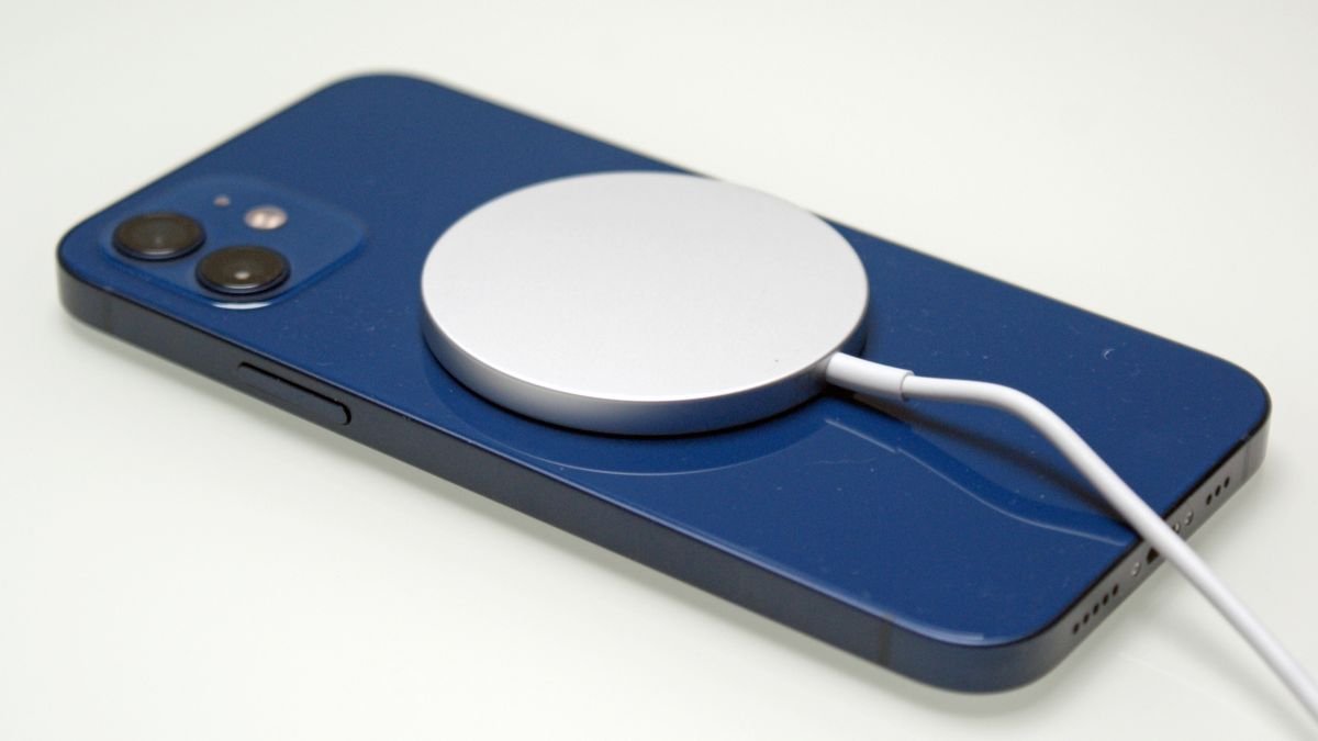 iPhone 12 MagSafe — co to są urządzenia magnetyczne i co należy kupić