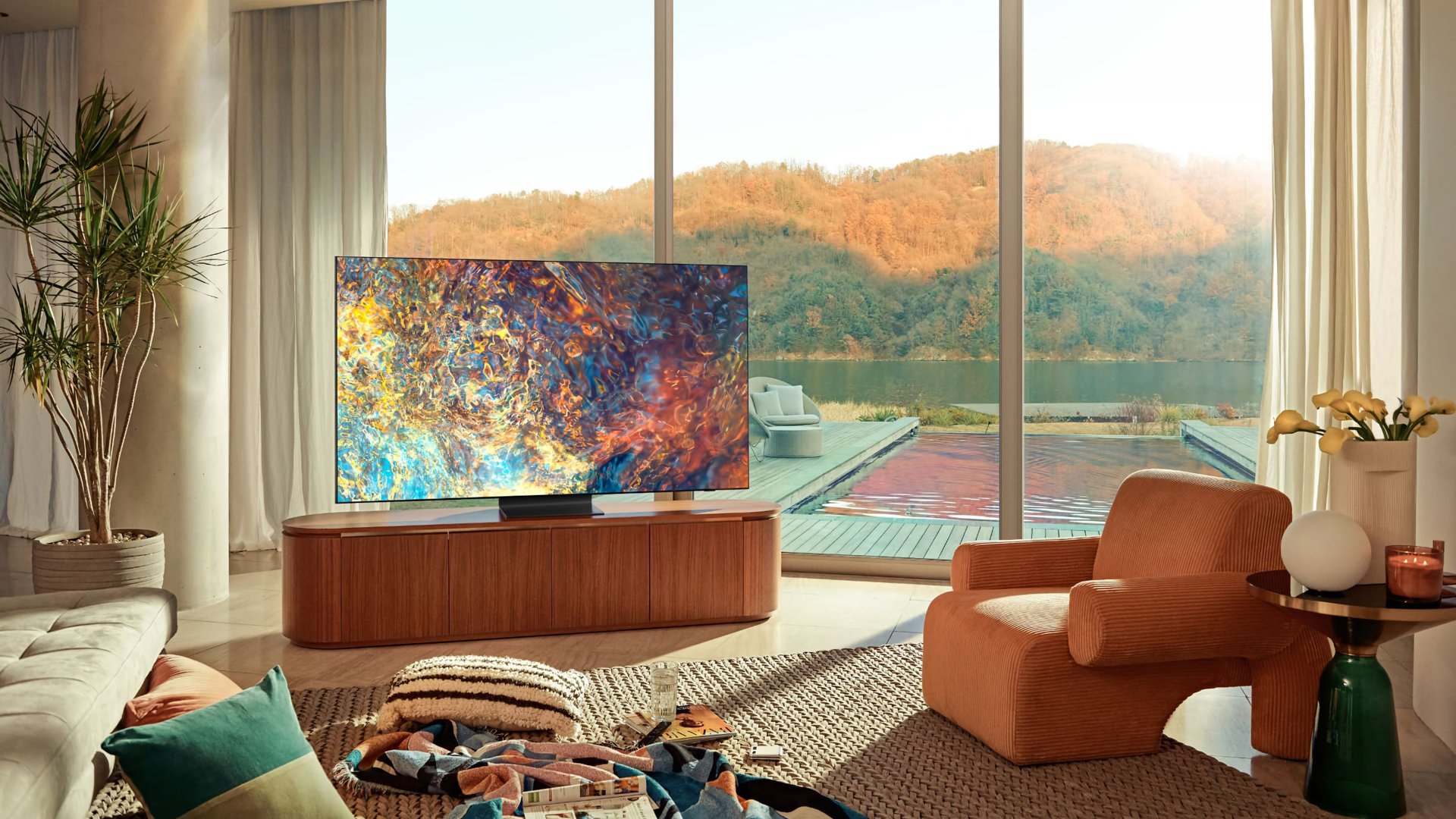 Jeden z mini telewizorów LED firmy Samsung w jasnym salonie z kolorowym abstrakcyjnym obrazem na ekranie.