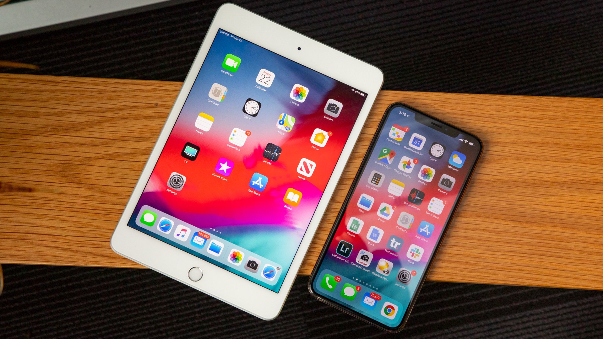 iPad mini 5 accanto a un iPhone
