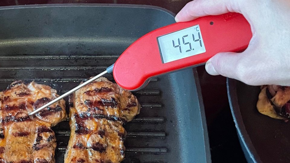 Le ThermoWorks Thermapen One utilisé pour vérifier la température du steak