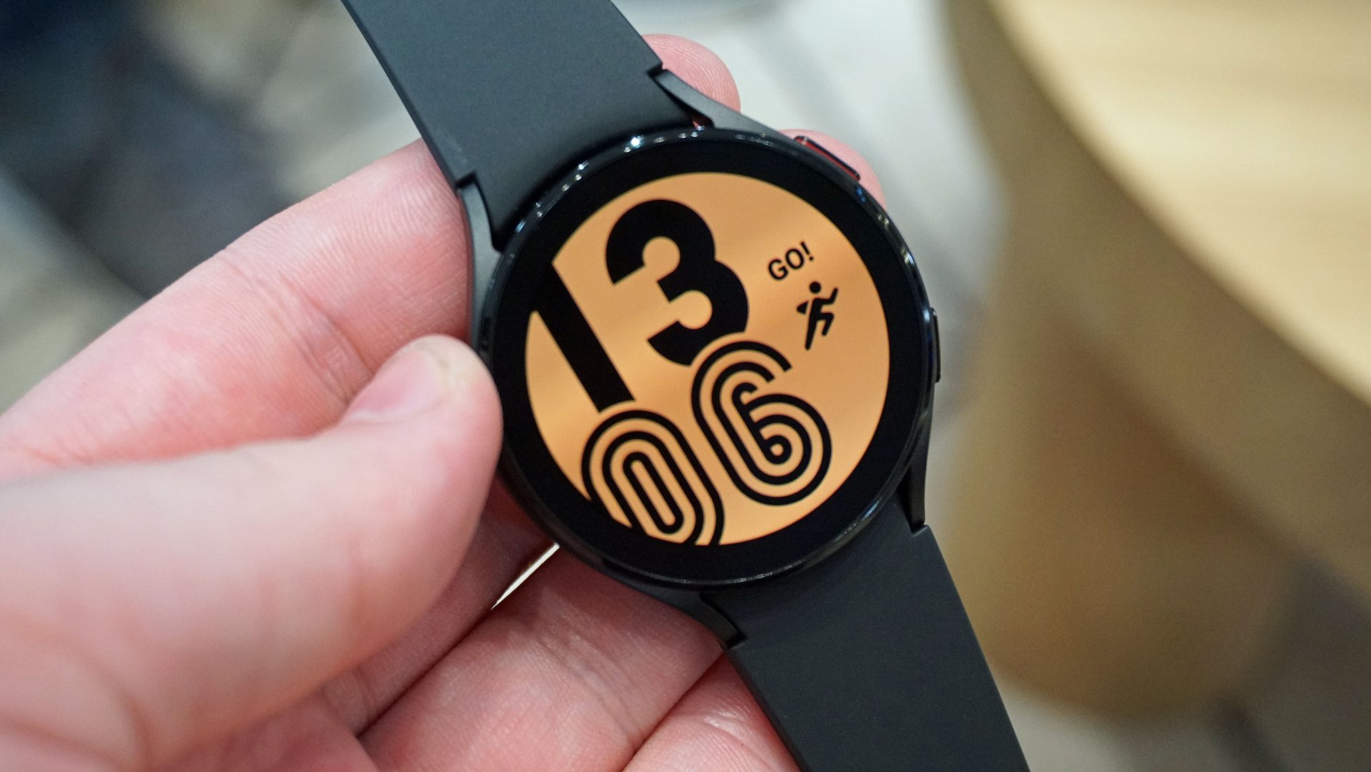 Un Samsung Galaxy Watch 4 en la mano de alguien, mostrando la hora