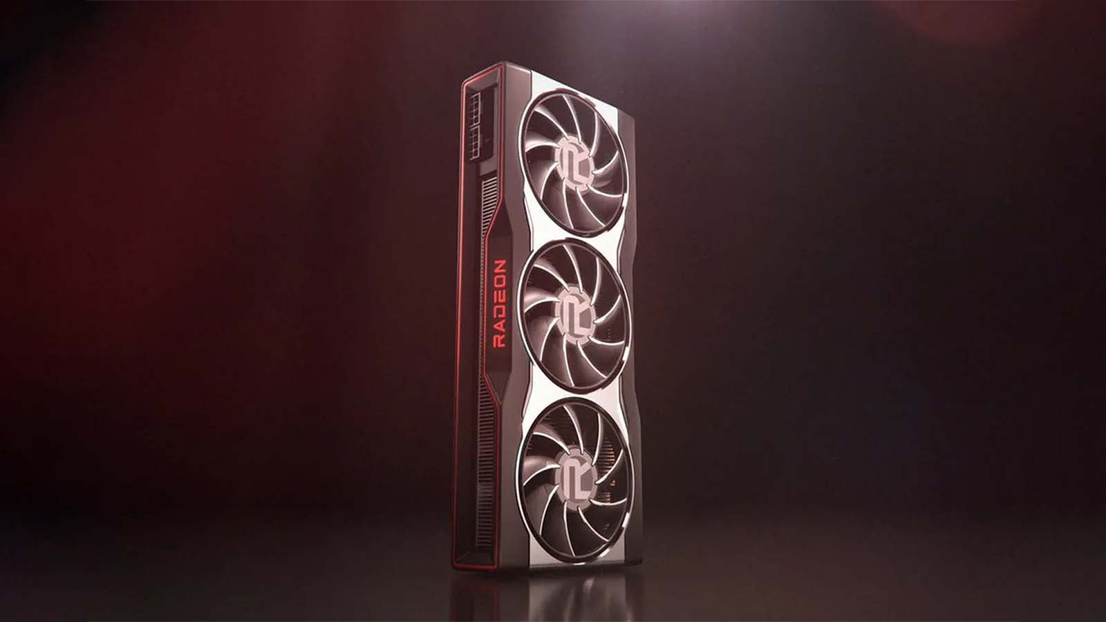 Una tarjeta gráfica AMD Radeon con tres ventiladores sobre un fondo rojo oscuro