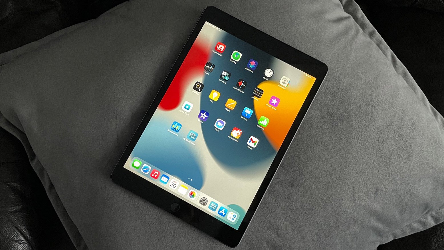 Apple iPad 10.2 (2021) debout sur un coussin gris
