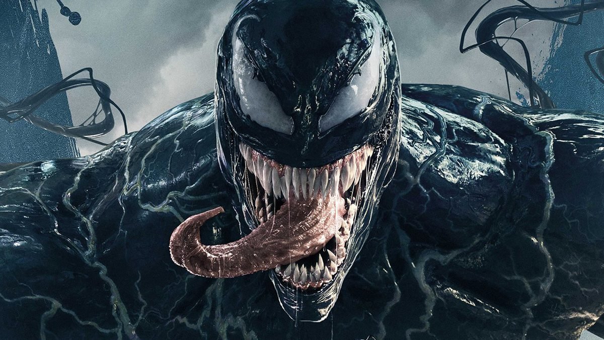 Zrzut ekranu, na którym Venom wystawia język, patrząc bezpośrednio w kamerę.