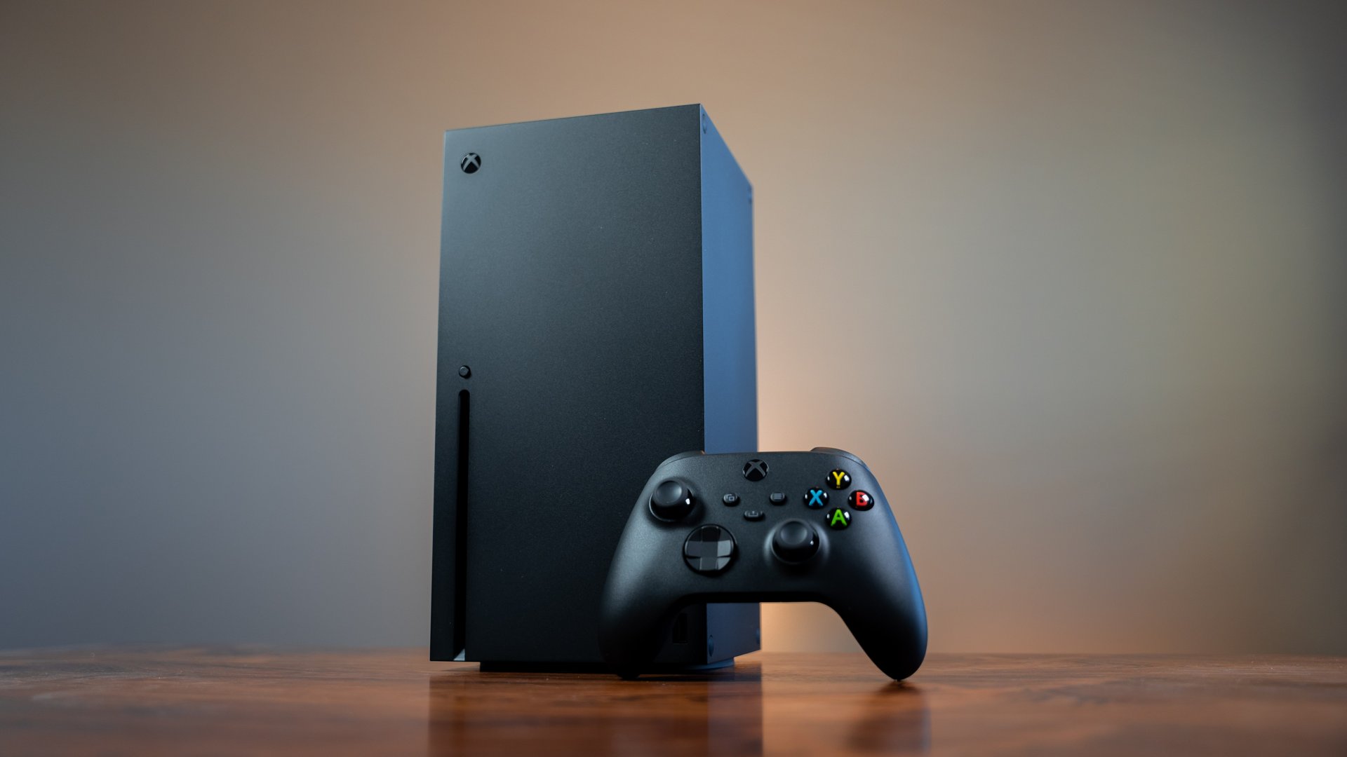 Lekkie spojrzenie na konsolę Xbox Series X z kontrolerem dociśniętym do przodu.