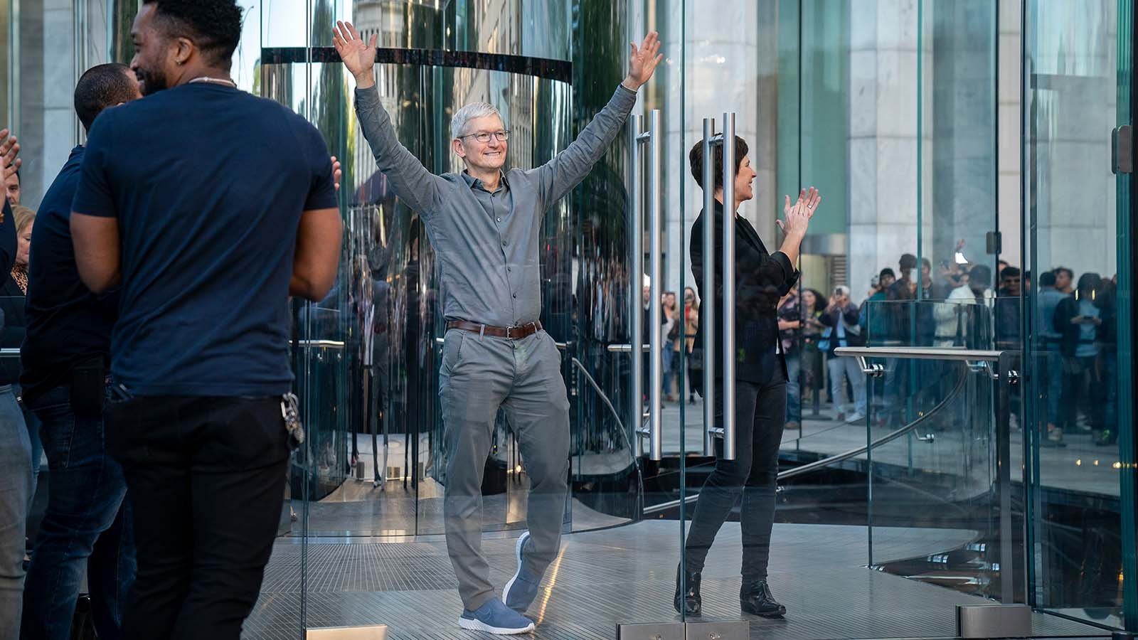 El CEO de Apple, Tim Cook, saluda a los clientes antes de que ingresen a la tienda insignia de la Quinta Avenida de Apple para comprar el nuevo iPhone 11