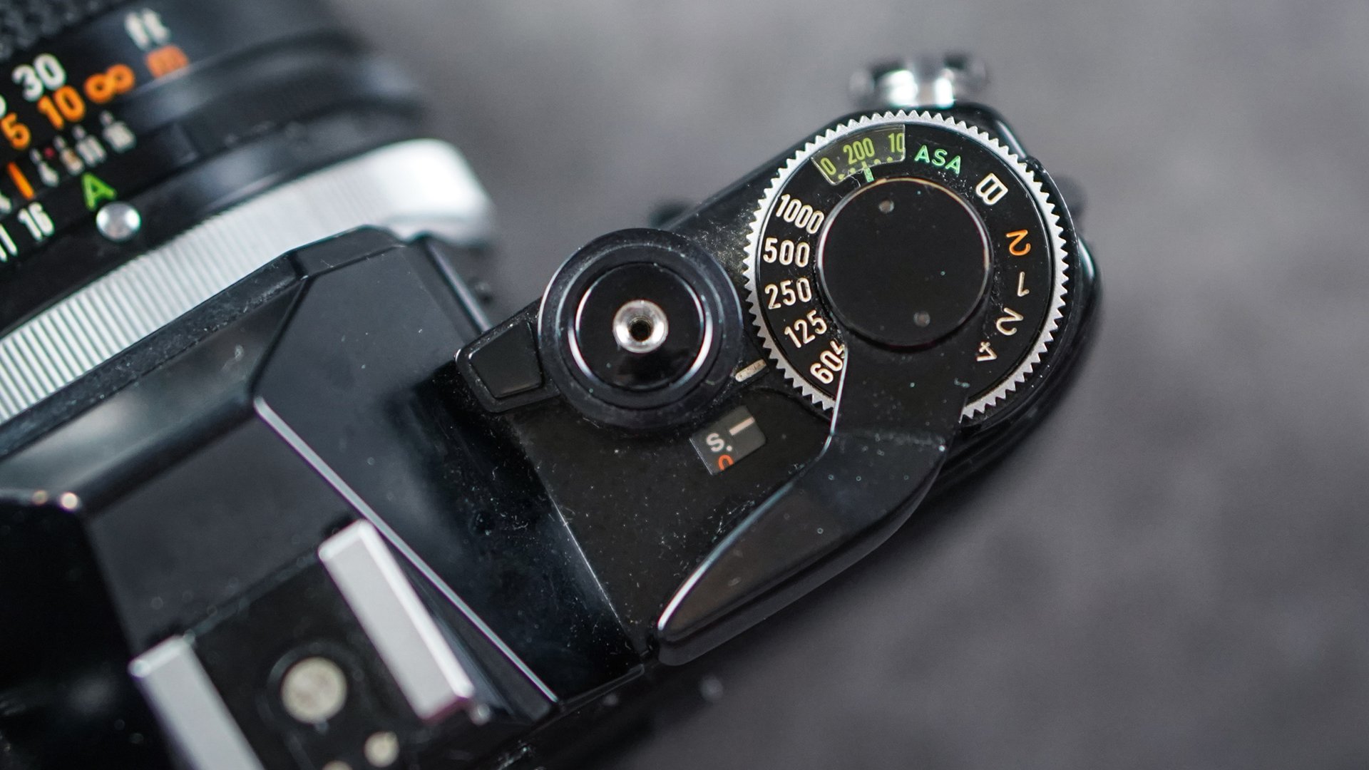 Los diales de una cámara de película Canon AE-1 SLR