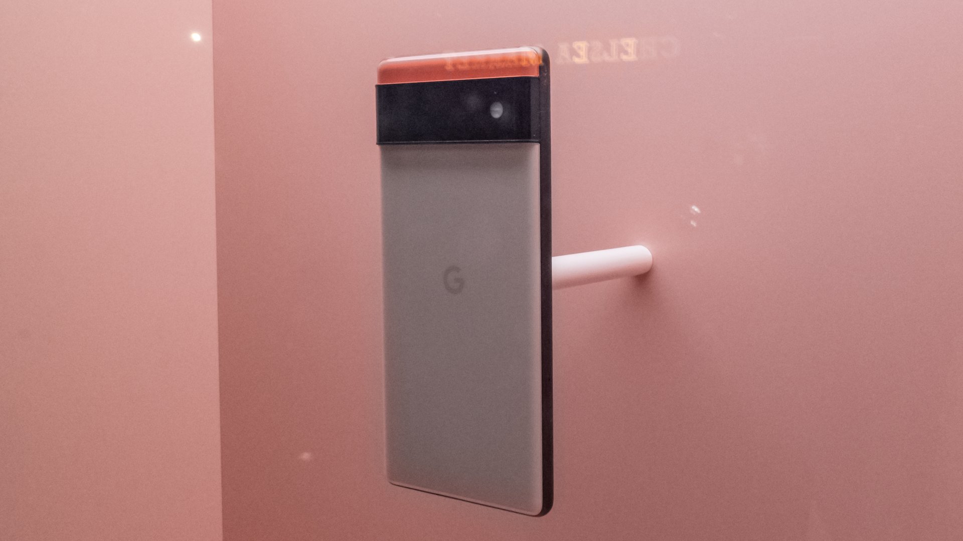 Teléfonos Google Pixel 6 en la pantalla