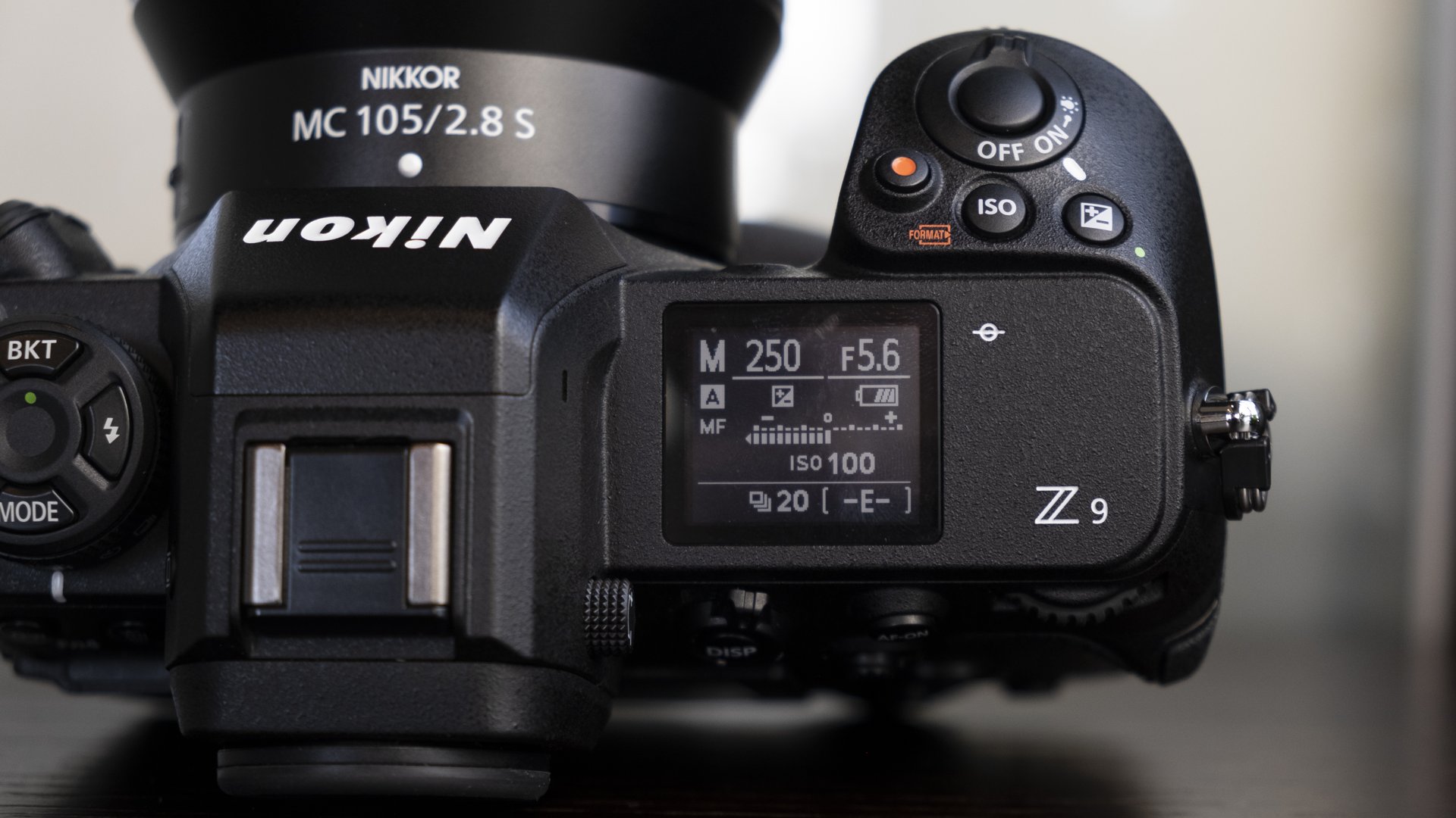 Верхняя панель камеры Nikon Z9 на столе