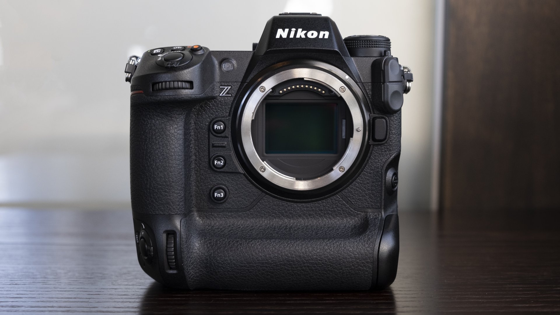 กล้อง Nikon Z9 บนโต๊ะ