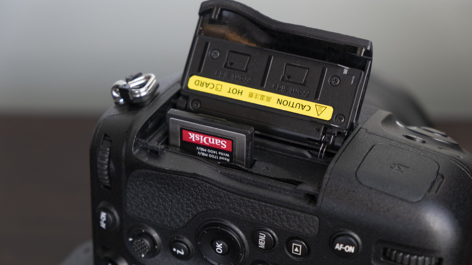ช่องเสียบการ์ด Nikon Z9 CFexpress