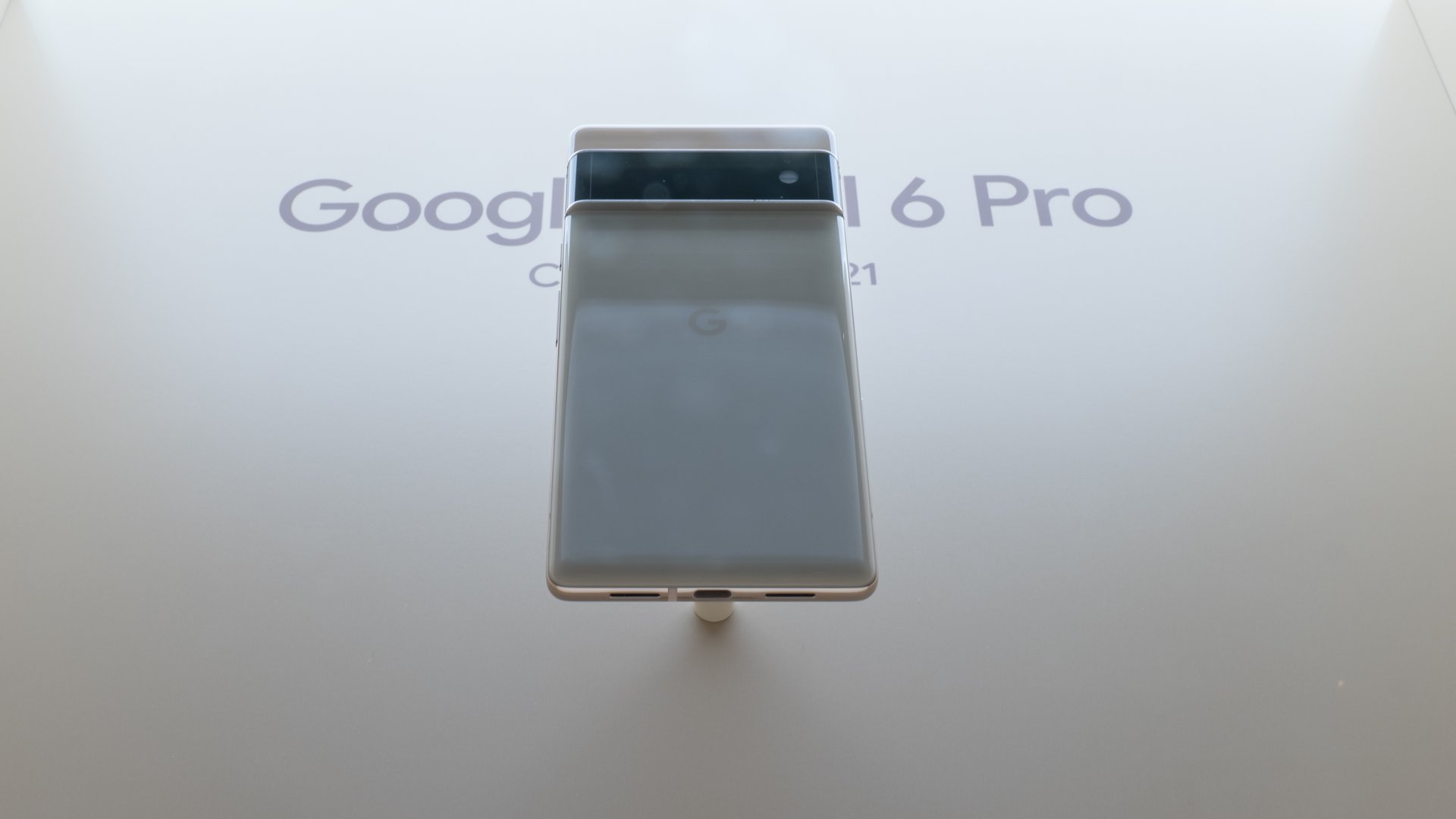 Teléfonos Google Pixel 6 en la pantalla