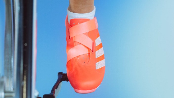 Pie de ciclista atascado en el pedal con la zapatilla de ciclismo indoor Adidas