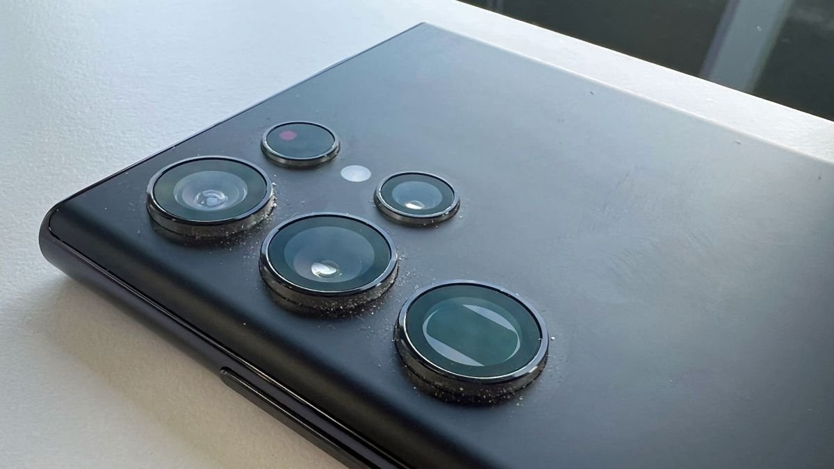 Вниманию аматофобов: Samsung Galaxy S22 Ultra — огромный магнит для пыли