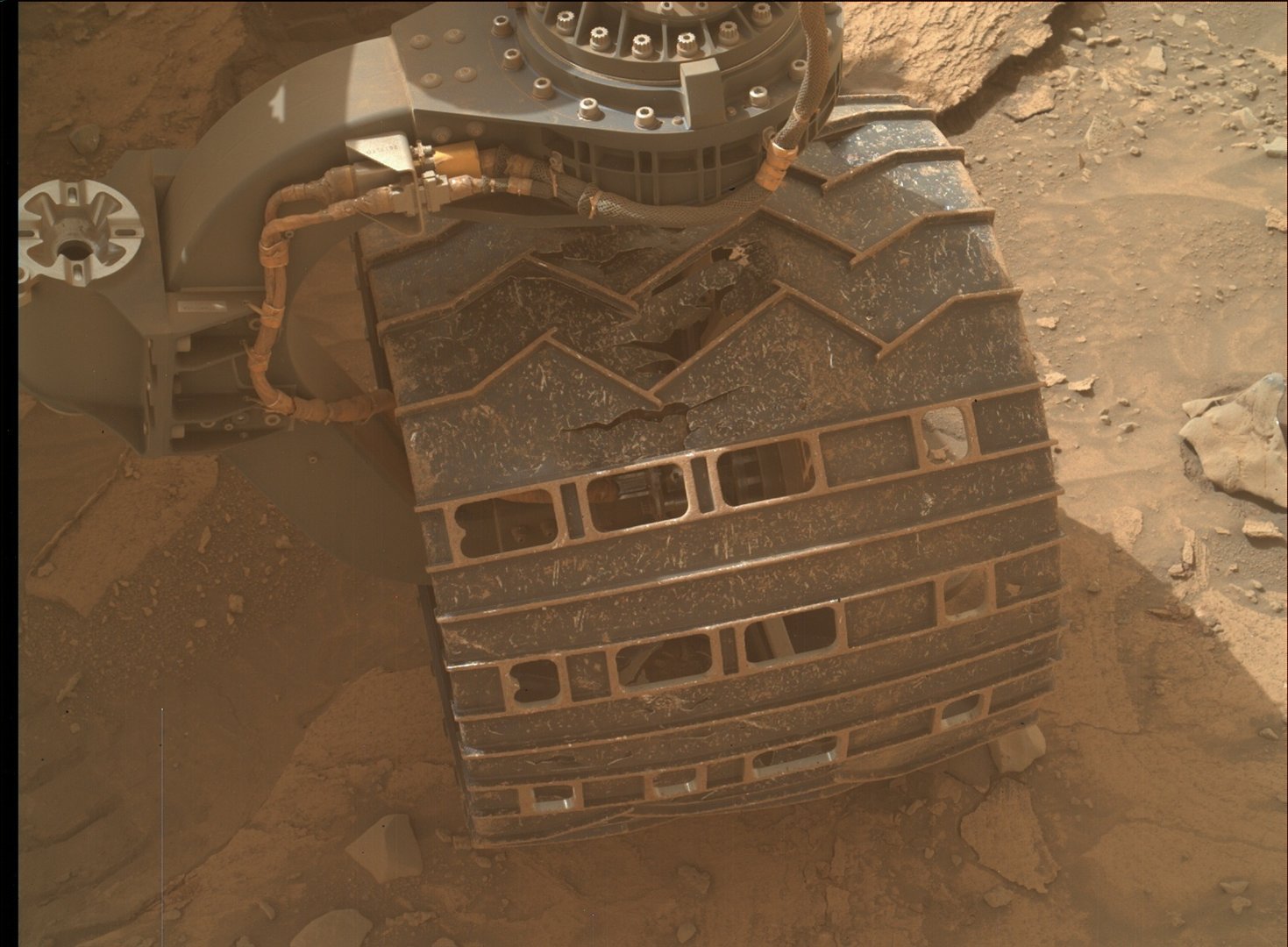Ett hjul på Mars Curiosity-roveren som visar skador från ojämn terräng