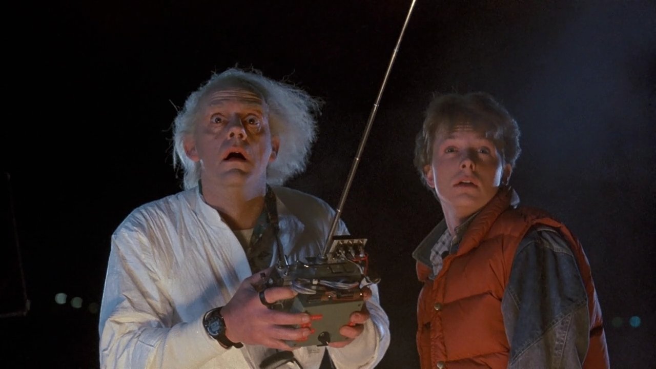 Doc Brown ja Marty McFly testaavat DeLoreanin ominaisuuksia Paluu tulevaisuuteen