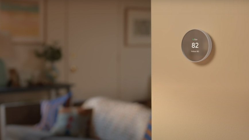 Il termostato Google Nest installato sulla parete di una casa