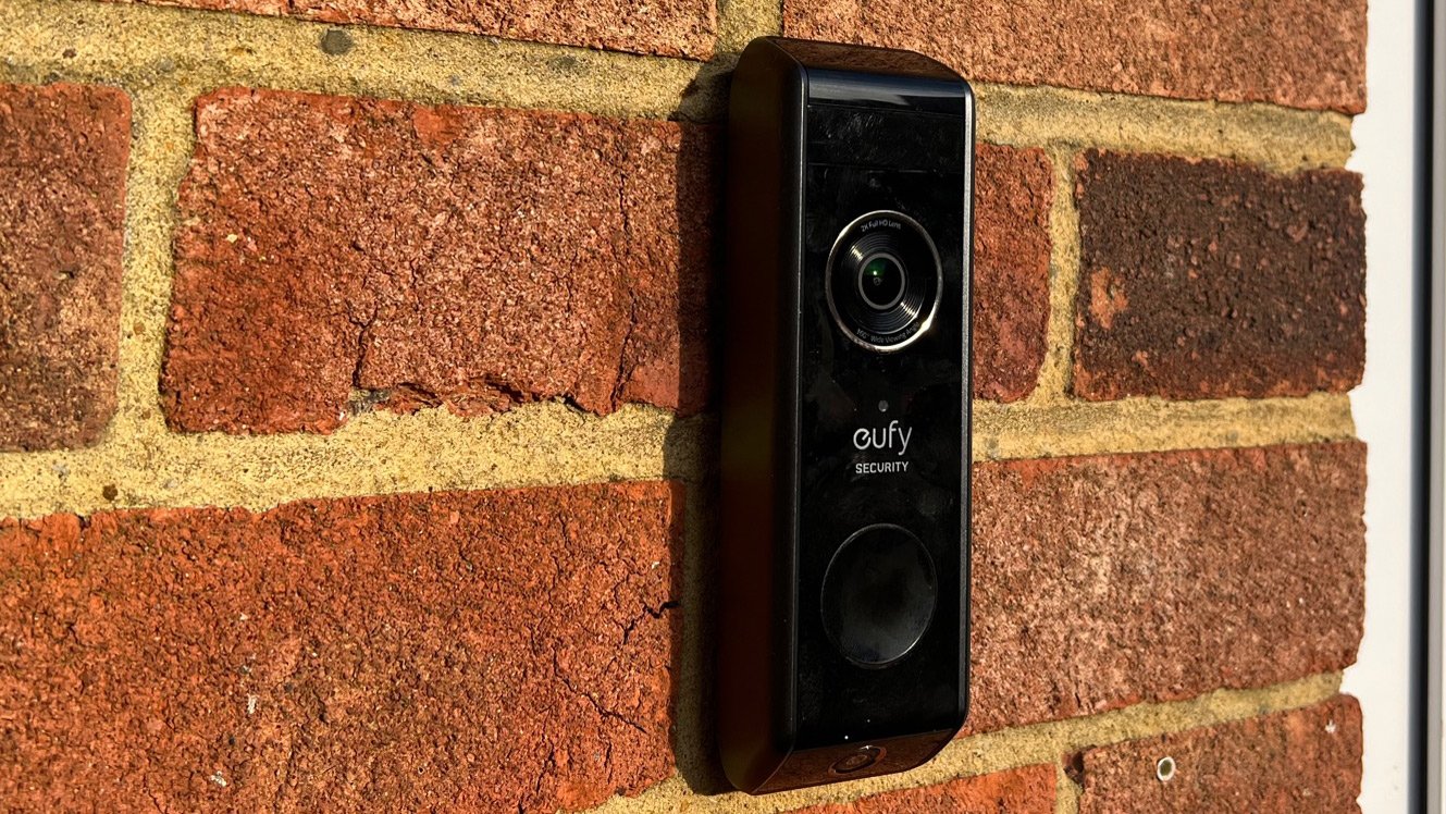 Die Seitenansicht der Eufy Dual Video Doorbell auf einer Mauer