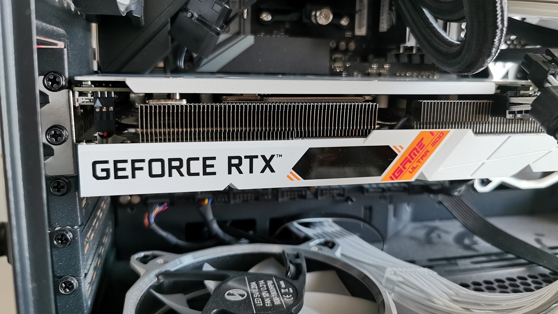 Färgglada iGame GeForce RTX 3050 Ultra W Duo OC 8G