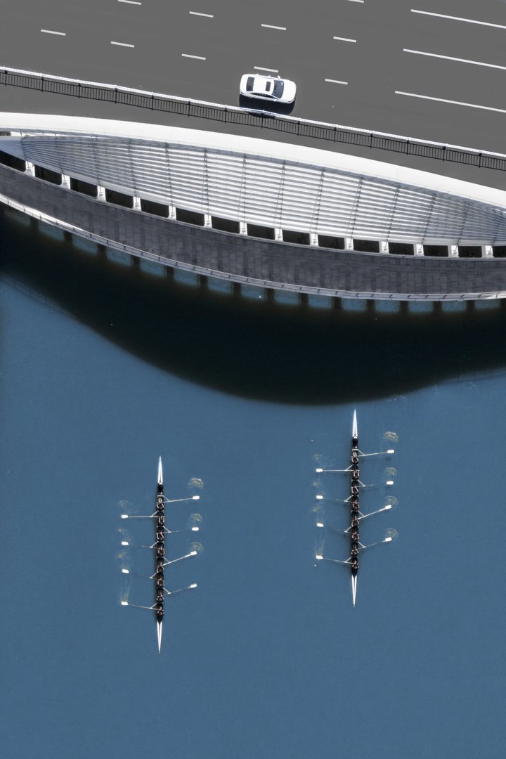 Una vista aérea de dos botes de remos junto a un puente