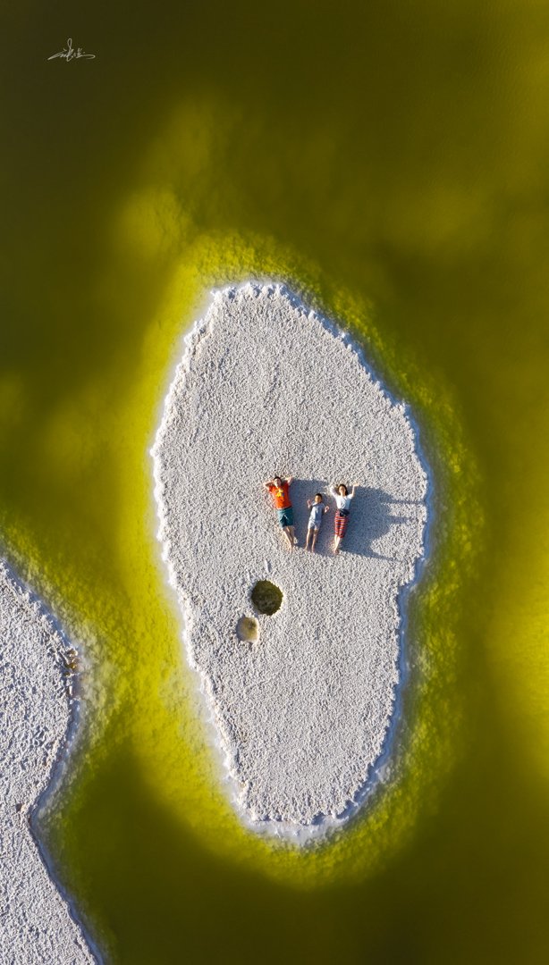 Una vista aérea de personas tendidas en una isla.