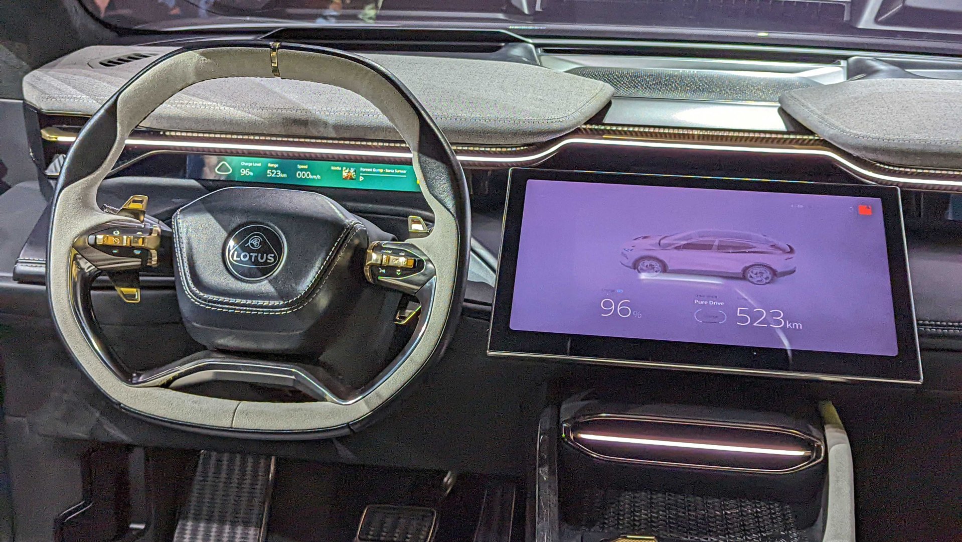 Крупный план рулевого колеса и центрального экрана Lotus Eletre.
