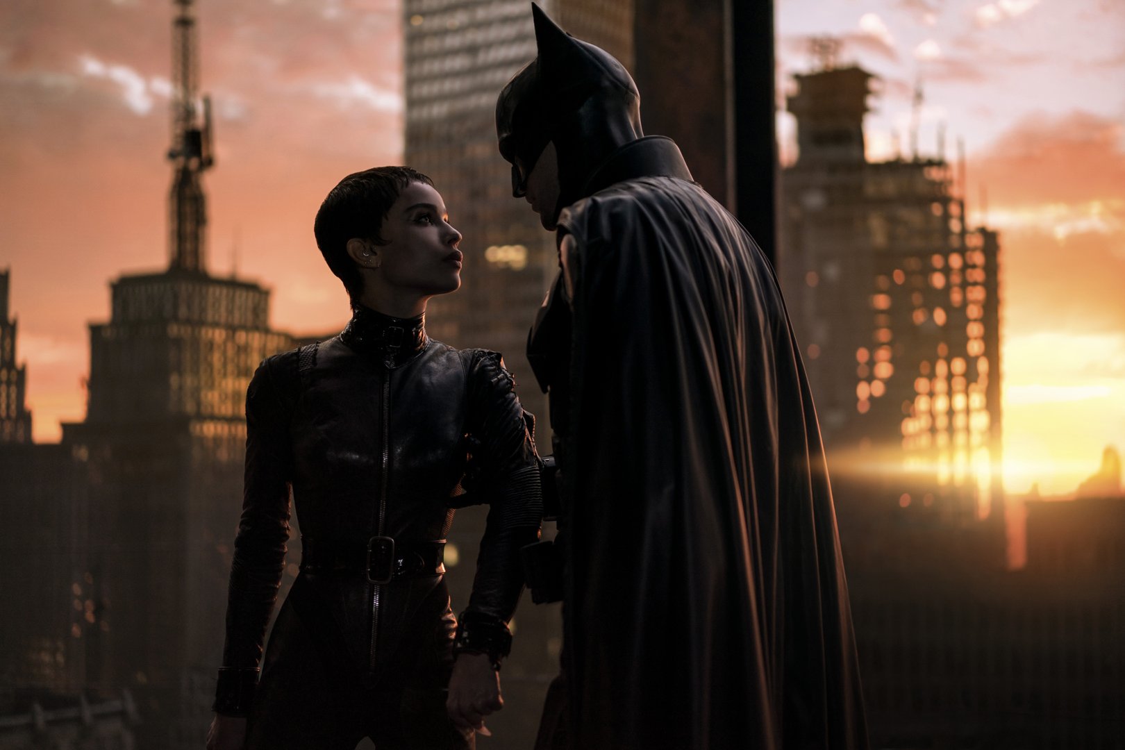 Batman tarttuu Selina Kylen käsivarteen The Batman Movie -elokuvan jännittyneen yhteenottamisen aikana