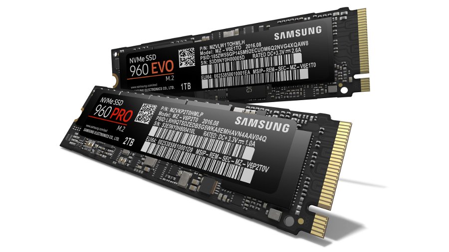 Samsung SSD สองตัวบนพื้นหลังสีขาว