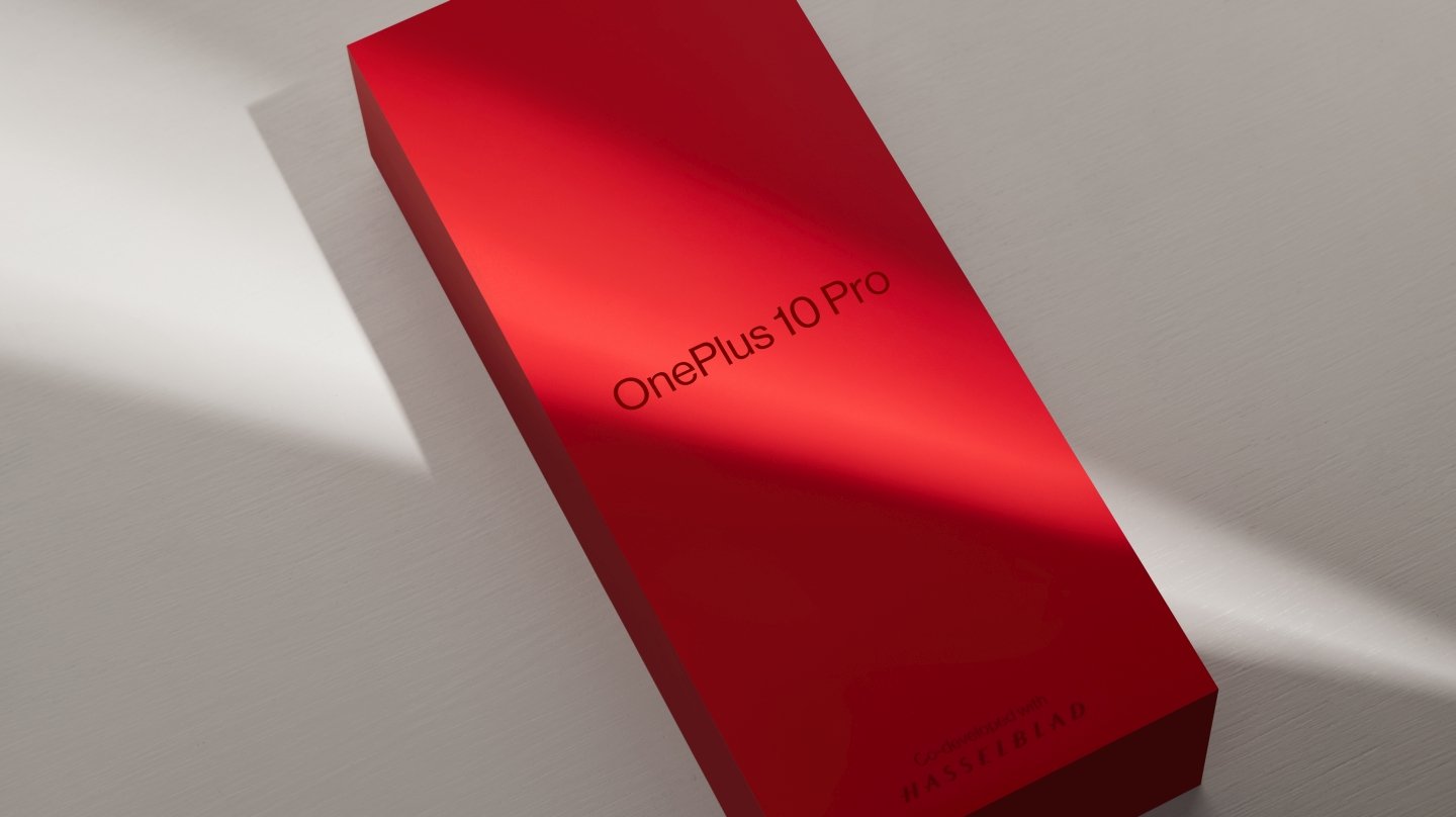 Красный чехол OnePlus 10 Pro.