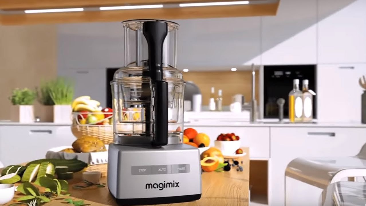 Кухонный комбайн Magimix 4200XL на кухонной стойке в окружении свежих продуктов
