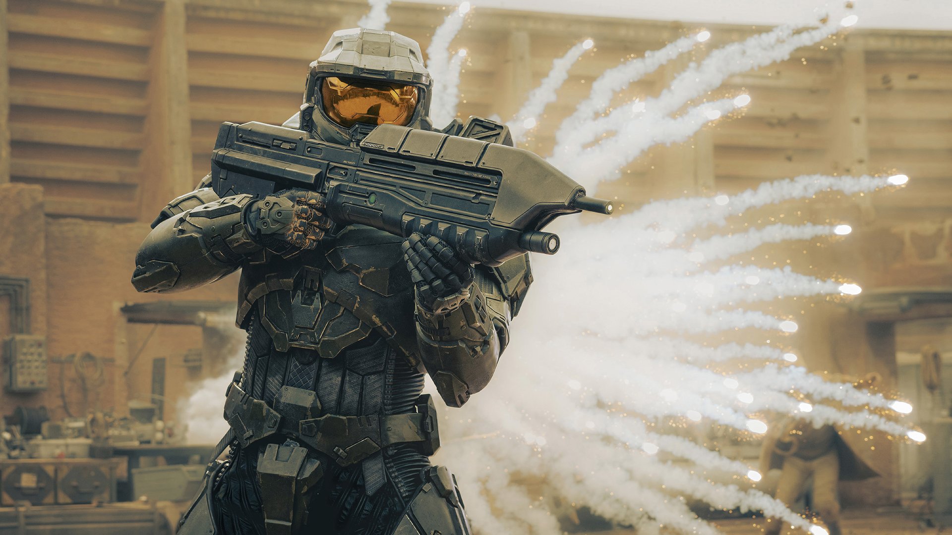 Master Chief spara con la sua arma durante una battaglia nella serie televisiva Halo della Paramount Plus