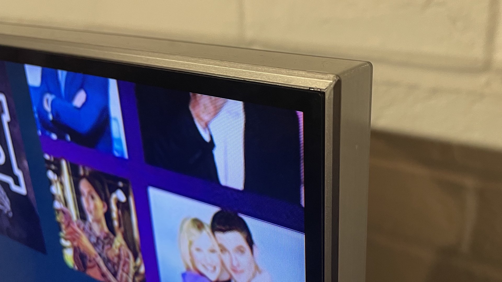 La TV QLED Samsung QN95B su una scrivania.