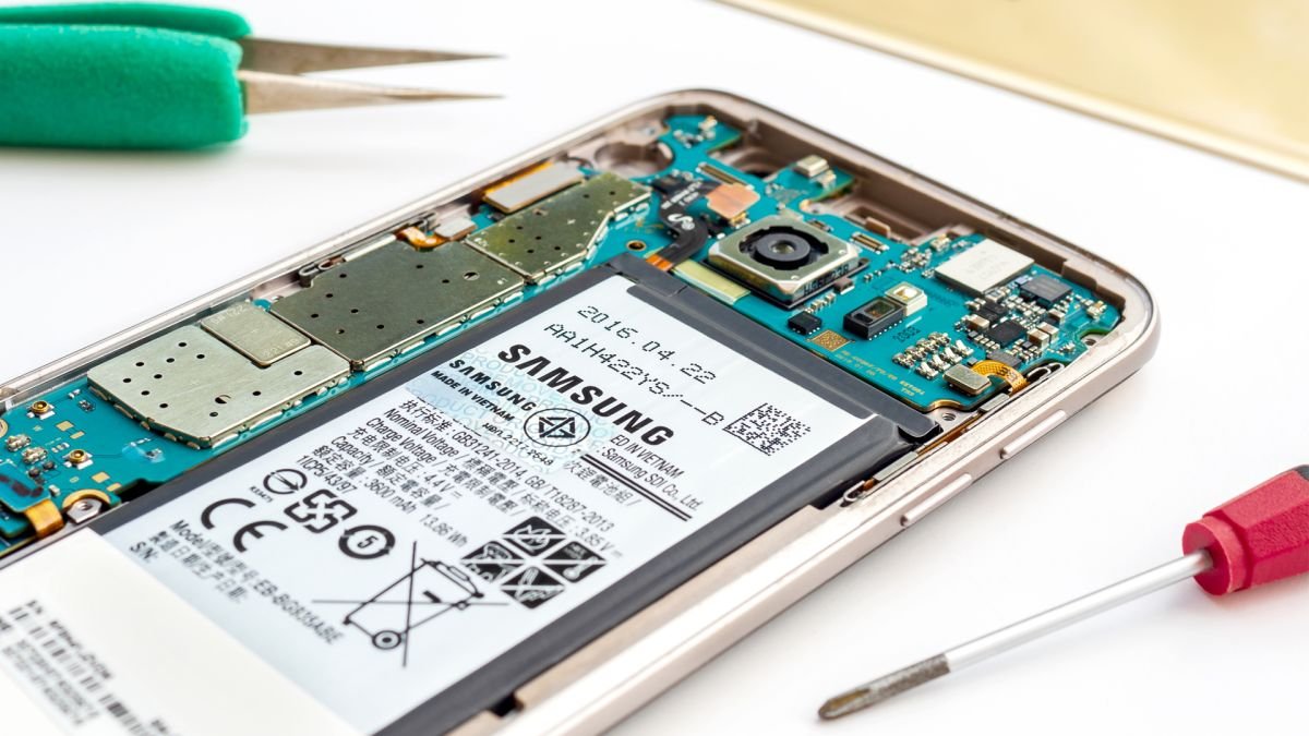 Mit Samsung können Sie ein kaputtes Galaxy S21 zu Hause reparieren