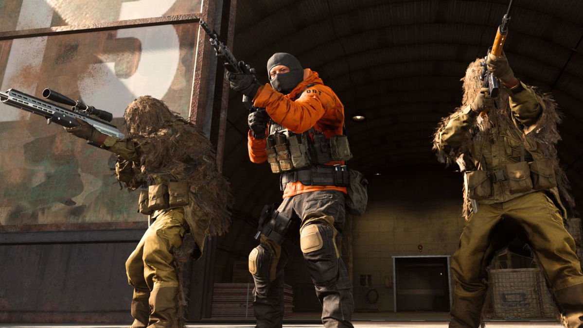 Soldater i Call of Duty Warzone som bär vapen