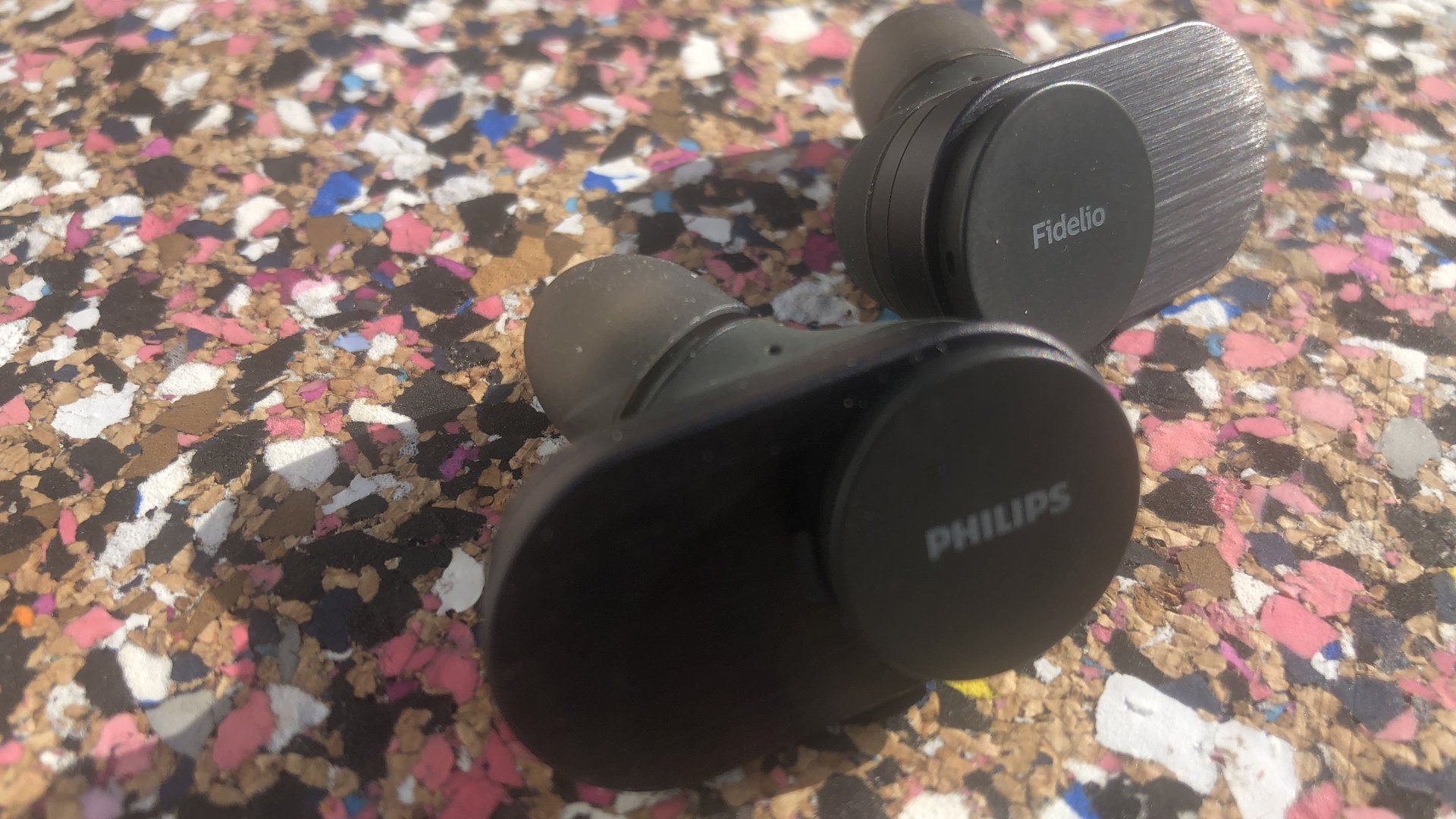 un primer plano de los auriculares philips fidelio t1
