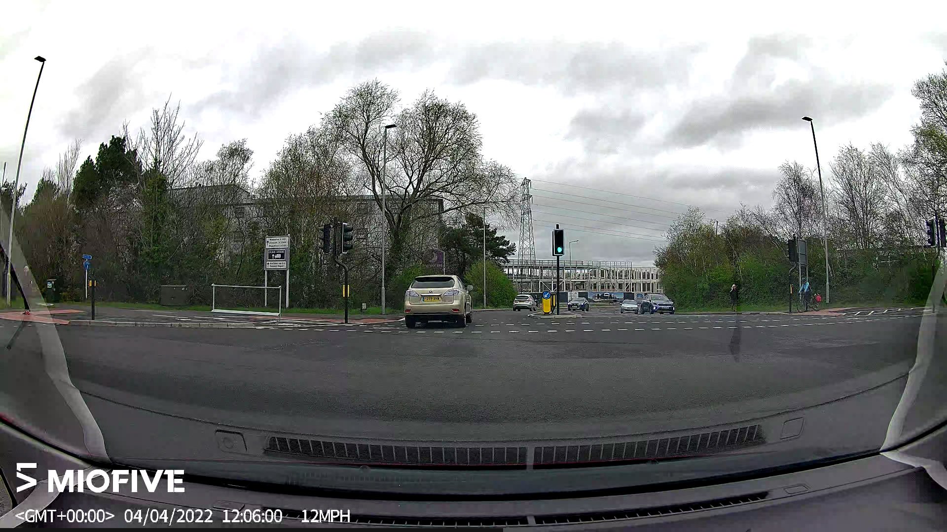 Blick auf eine Straße von der Miofive 4K-Dashcam