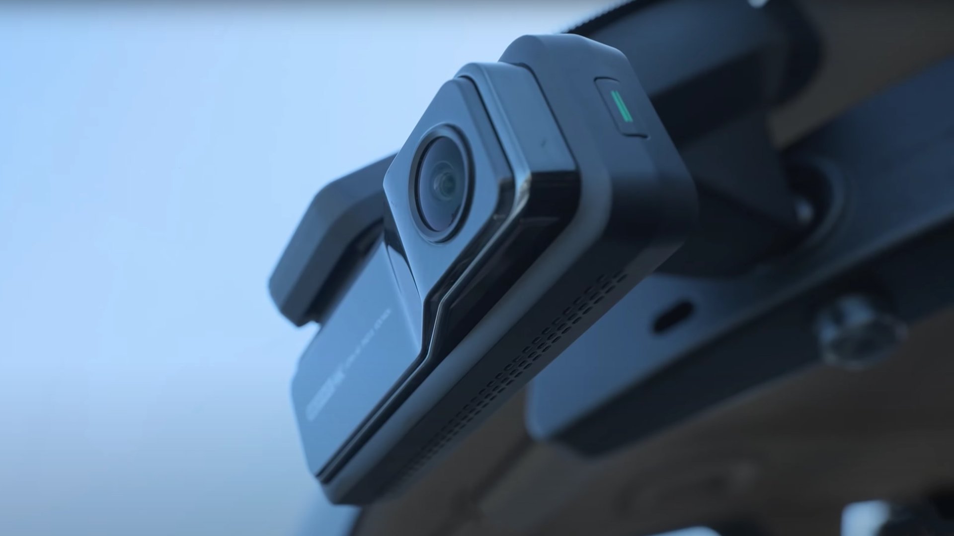 Die Mioive 4K-Dashcam ist an der Windschutzscheibe eines Autos montiert